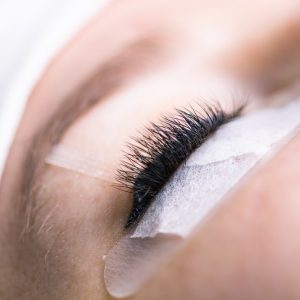 What are The Benefits of Wearing Classic Eyelash Extensions?￼