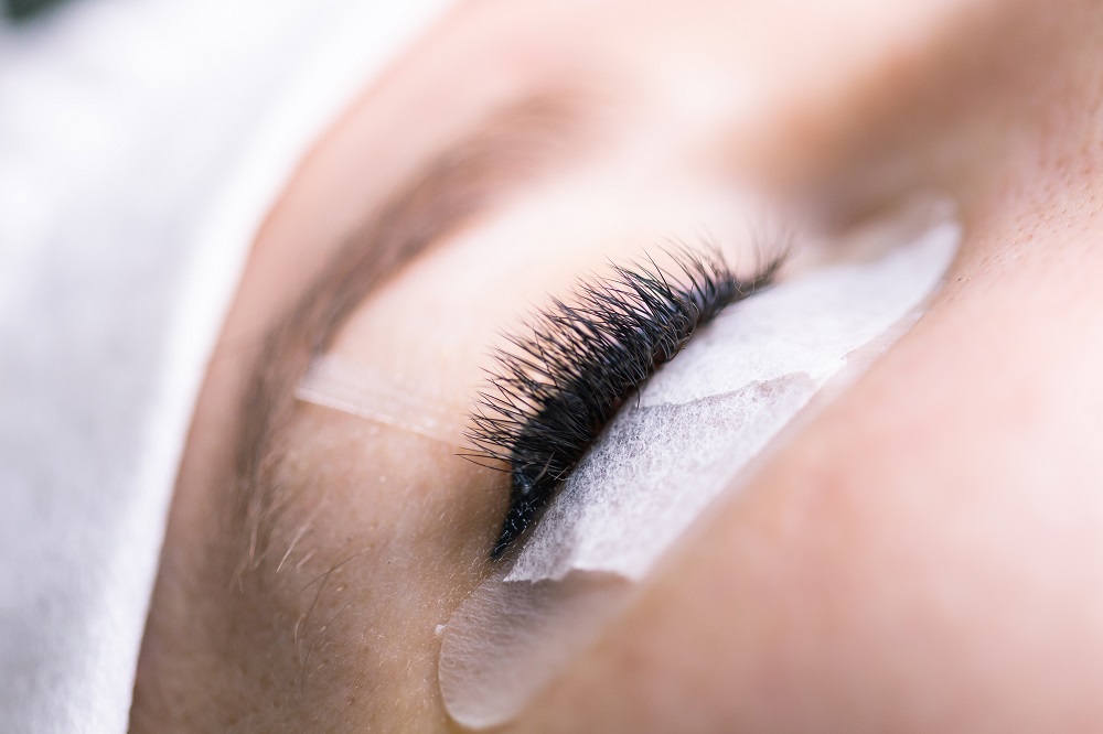 What are The Benefits of Wearing Classic Eyelash Extensions?￼